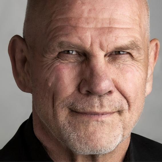 Headshot of Peter FItzSimons.